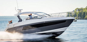 Cruisers Yachts 39 Express Coupe running