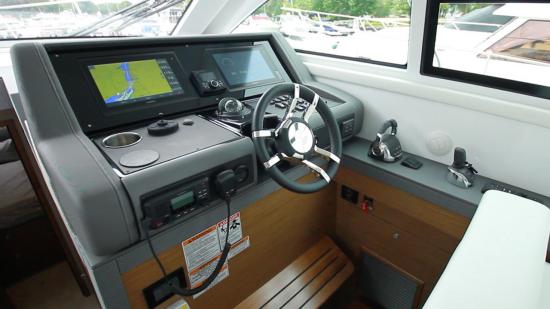 Cruisers Yachts 46 Cantius helm