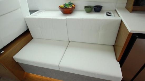 Cruisers Yachts 46 Cantius settee
