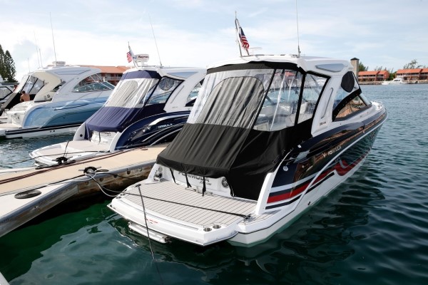 Formula 330 Crossover Bowrider