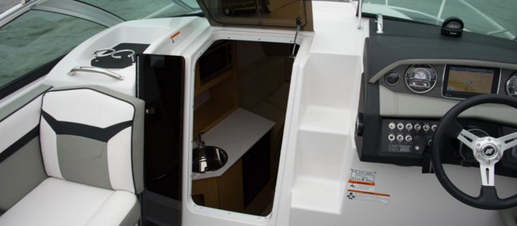 Four Winns Vista V255 below deck