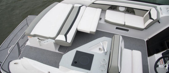 Four Winns Vista V255 lounges