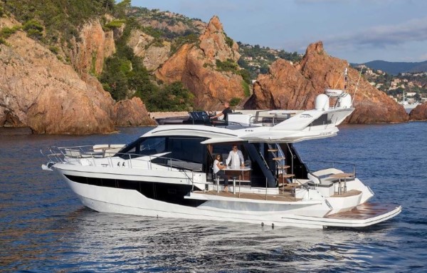 Galeon 500 Fly standing