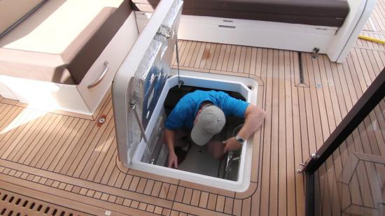 Galeon 420 Fly crawl space