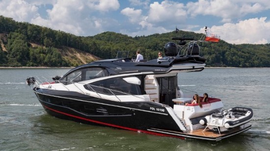 Galeon 560 Skydeck hull color