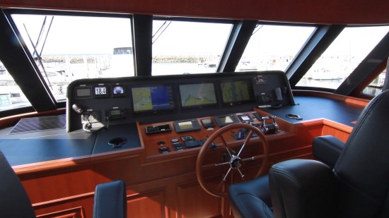 Hampton Yachts Endurance 720 Skylounge LRC helm