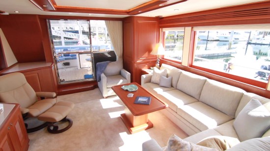 Hampton Yachts Endurance 720 Skylounge LRC salon