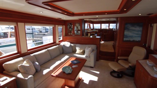 Hampton Yachts Endurance 720 Skylounge LRC salon