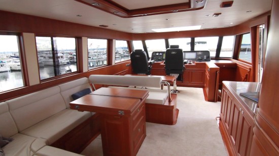 Hampton Yachts Endurance 720 Skylounge LRC sky lounge