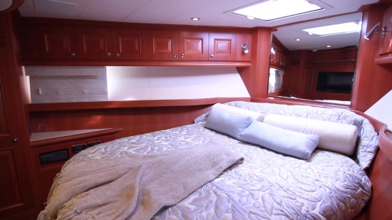 Hampton Yachts Endurance 720 Skylounge LRC vip stateroom