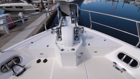 Hampton Yachts Endurance 720 Skylounge LRC windlass