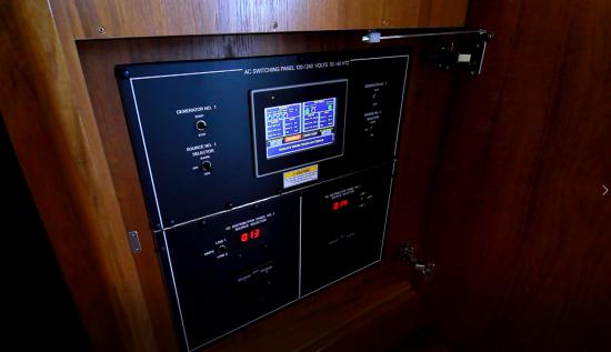 Hatteras GT59 control panel