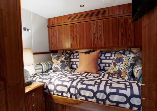 Hatteras GT 70 guest cabin