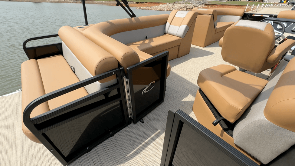 lounge on the aft