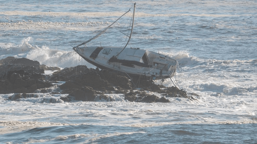 Sailboat crash on rocks