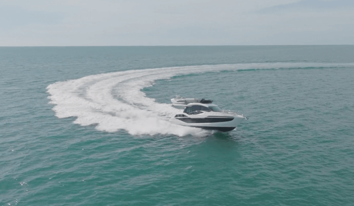 The 480 Fly during a hard-over, high-speed turn