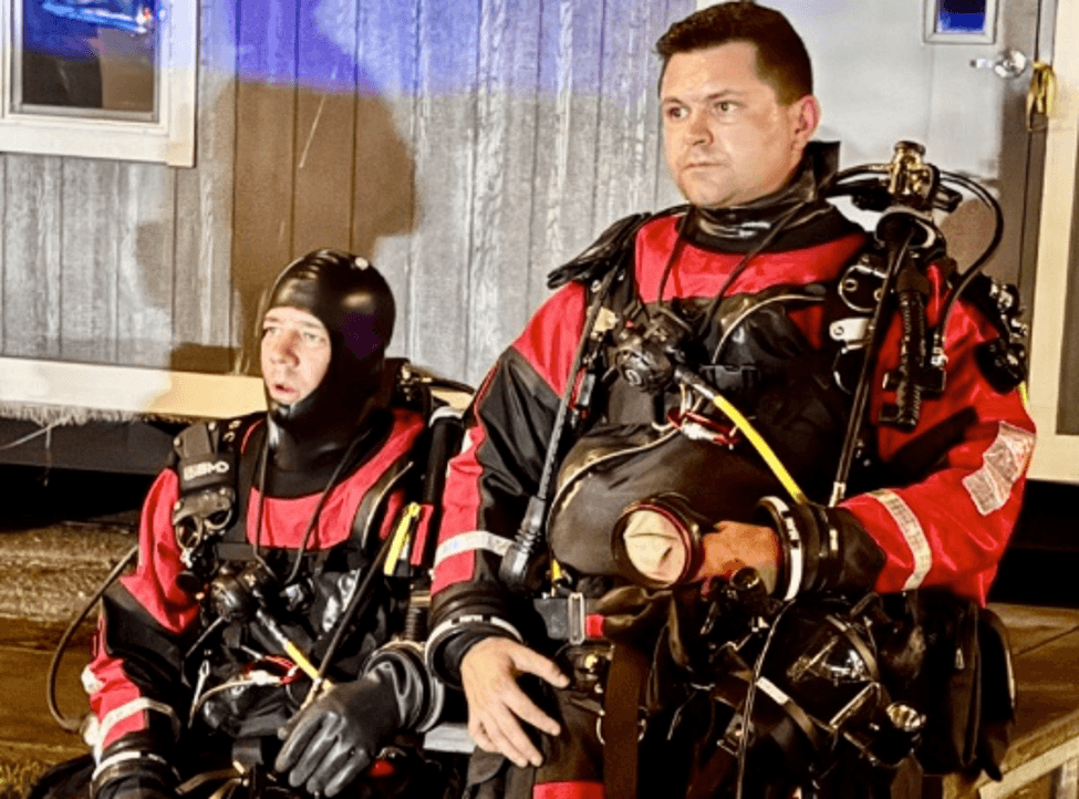 2 divers in a picture