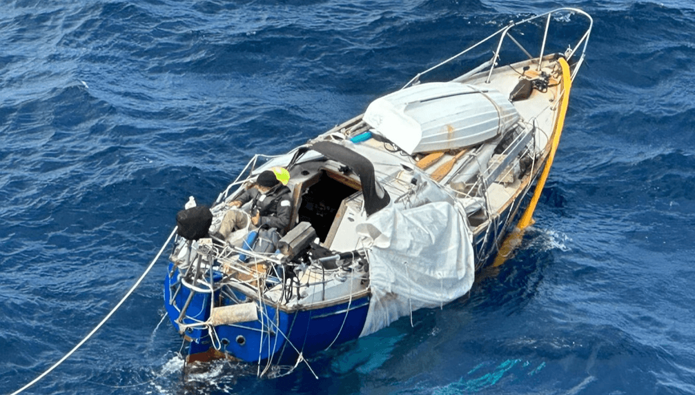 A boat with a broken mast