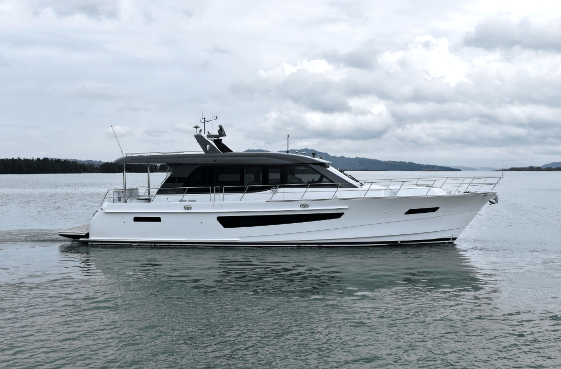 CL Yacht CLB65 SUV running on water