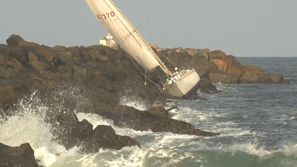 Sailboat crashed into rocks
