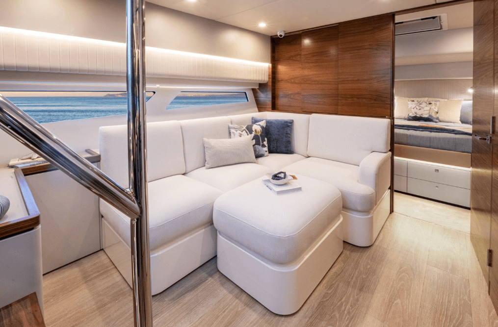 Riviera 4300 Sports Express Living Deck