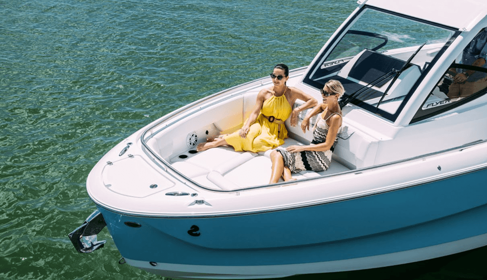 Beneteau Flyer 30 Wrap-Around Bow Lounge