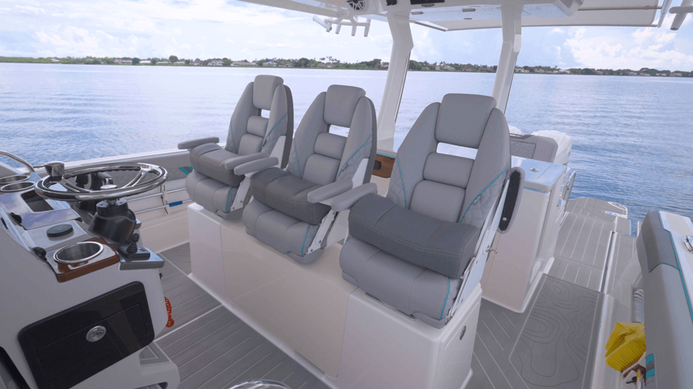 Regal 34 SAV bolstered seats