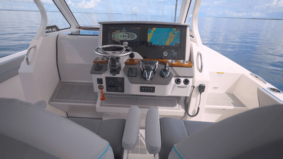 Regal 34 SAV centerline helm