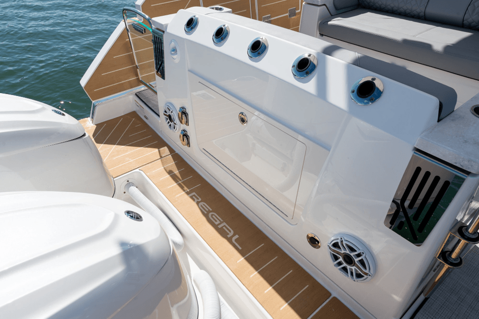 Regal 34 SAV aft console