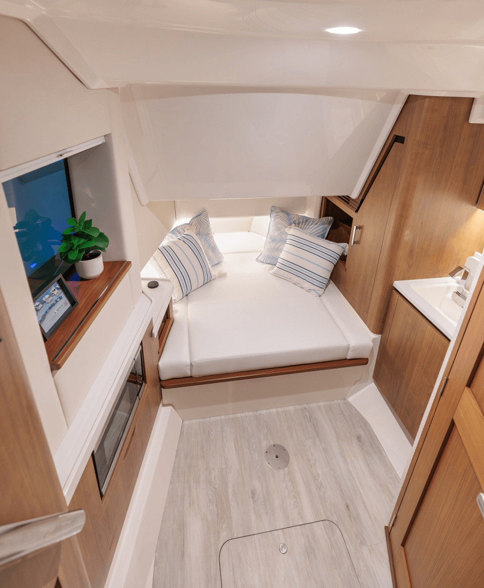 Regal 34 SAV cabin