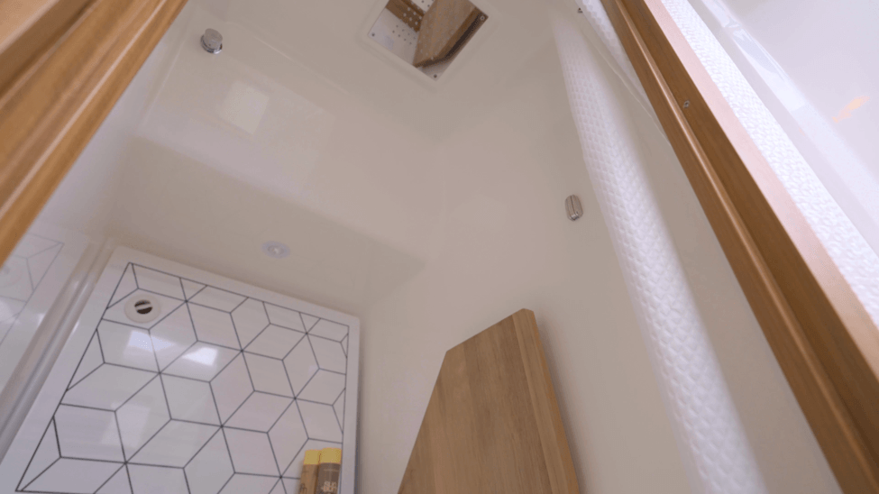 Regal 34XO shower