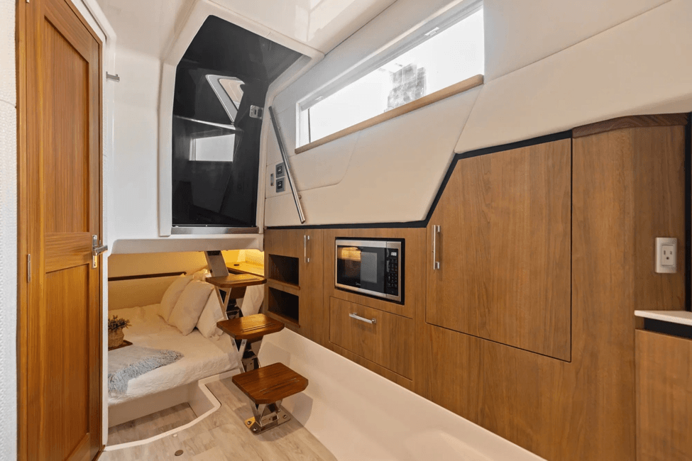 Regal 34XO additional quarters