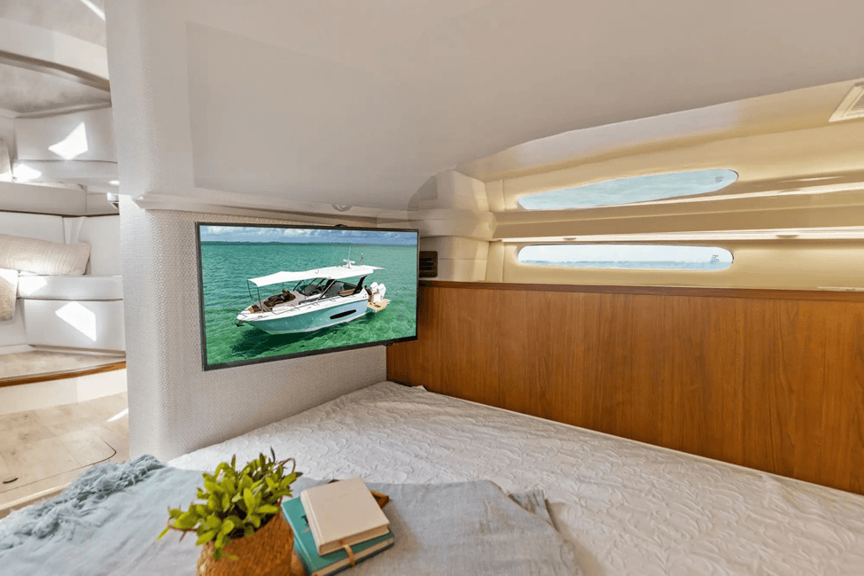 Regal 34XO additional berth