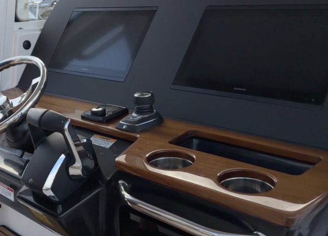 helm throttle, cup holders