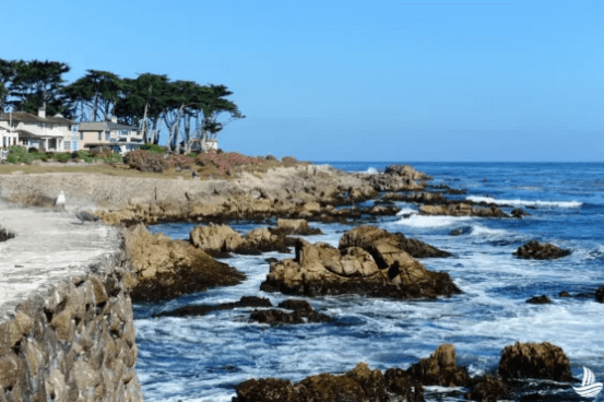 Waves crashing on rocks in water
