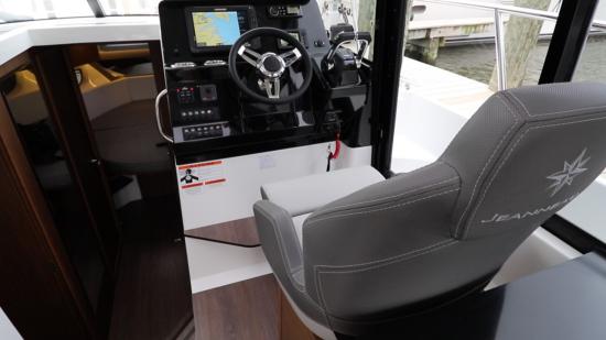 Jeanneau NC 1095 helm seat