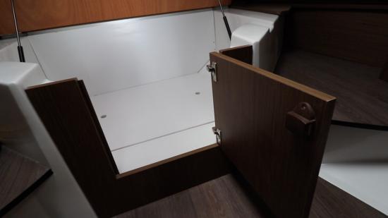 Jeanneau NC 1095 under berth