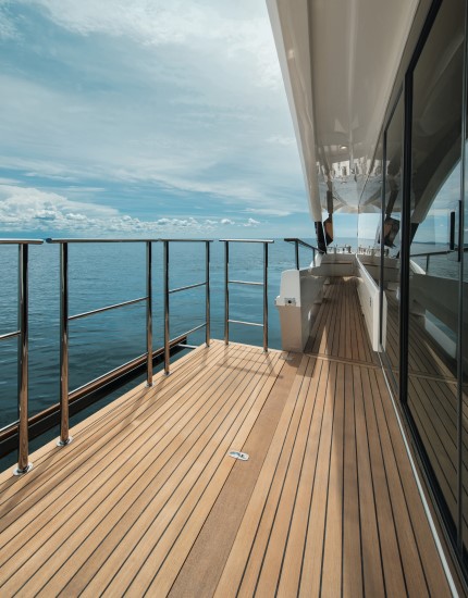 Monte Carlo Yachts 96 balcony