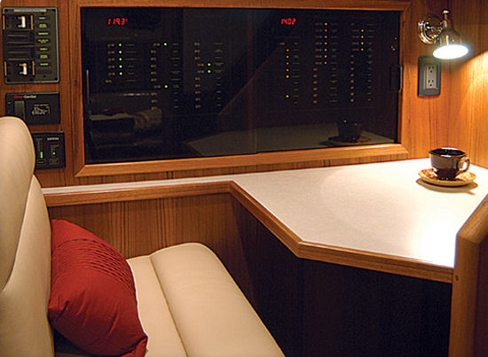 Nordic Tugs Nordic Tug 42 aft facing table