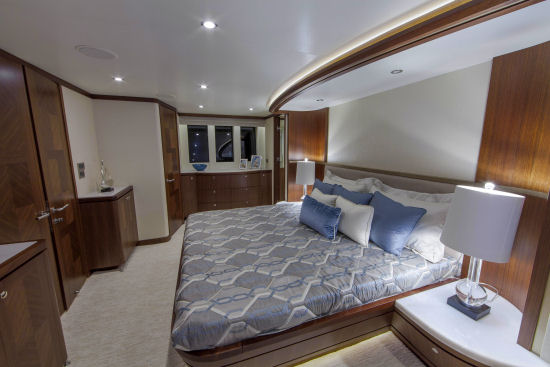 Ocean Alexander 100 Motoryacht master stateroom