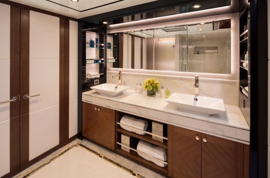 Ocean Alexander 100 Skylounge head