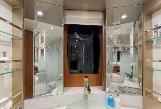Ocean Alexander 100 Skylounge mirrors