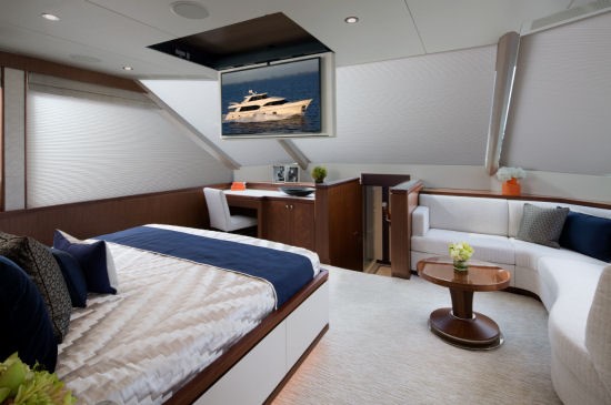 Ocean Alexander 100 Skylounge tv