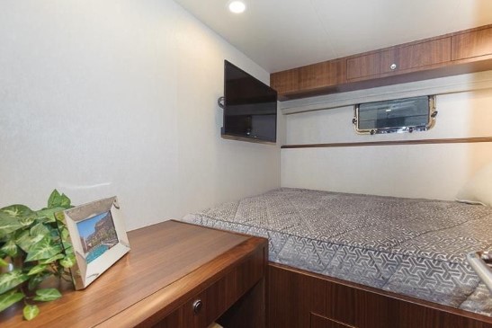 Ocean Alexander 85 Motoryacht crew cabin