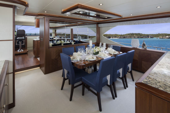 Ocean Alexander 85 Motoryacht dinner seating