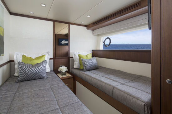 Ocean Alexander 85 Motoryacht guest cabin