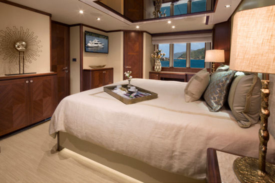 Ocean Alexander 85 Motoryacht master stateroom