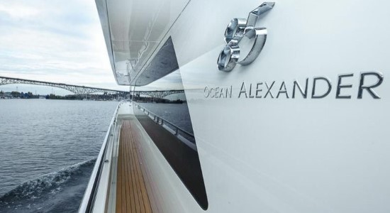Ocean Alexander 85 Motoryacht side deck