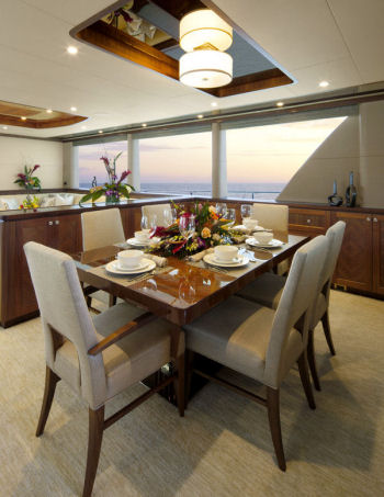 Ocean Alexander 90 Motoryacht dining table