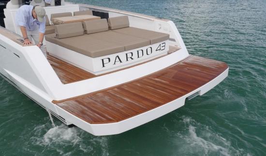 Pardo Yachts 43 swim platform